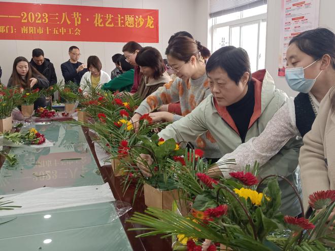 诗情花意 最美有你——南阳市十五中举办2023年庆三八·花艺主题沙龙(图2)