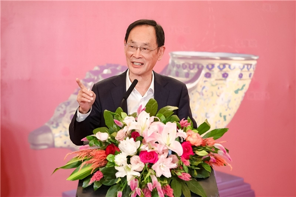“一带一路”倡议提出十周年官方指定礼品《五洲同心》——盛世珐琅荣华尊在京发布(图2)