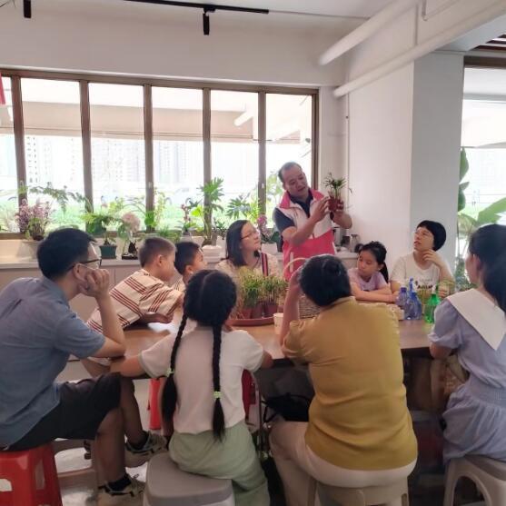 父爱如山：广东惠州青少年亲手为爸爸做礼物(图2)