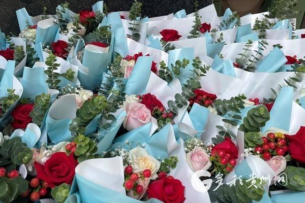 七夕礼物鲜花和美妆仍是主流 手工银饰成“新宠”(图1)