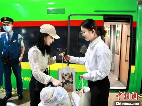 首批中老铁路跨境旅客收到“亚洲花都”伴手礼：把呈贡浪漫带到万象(图2)