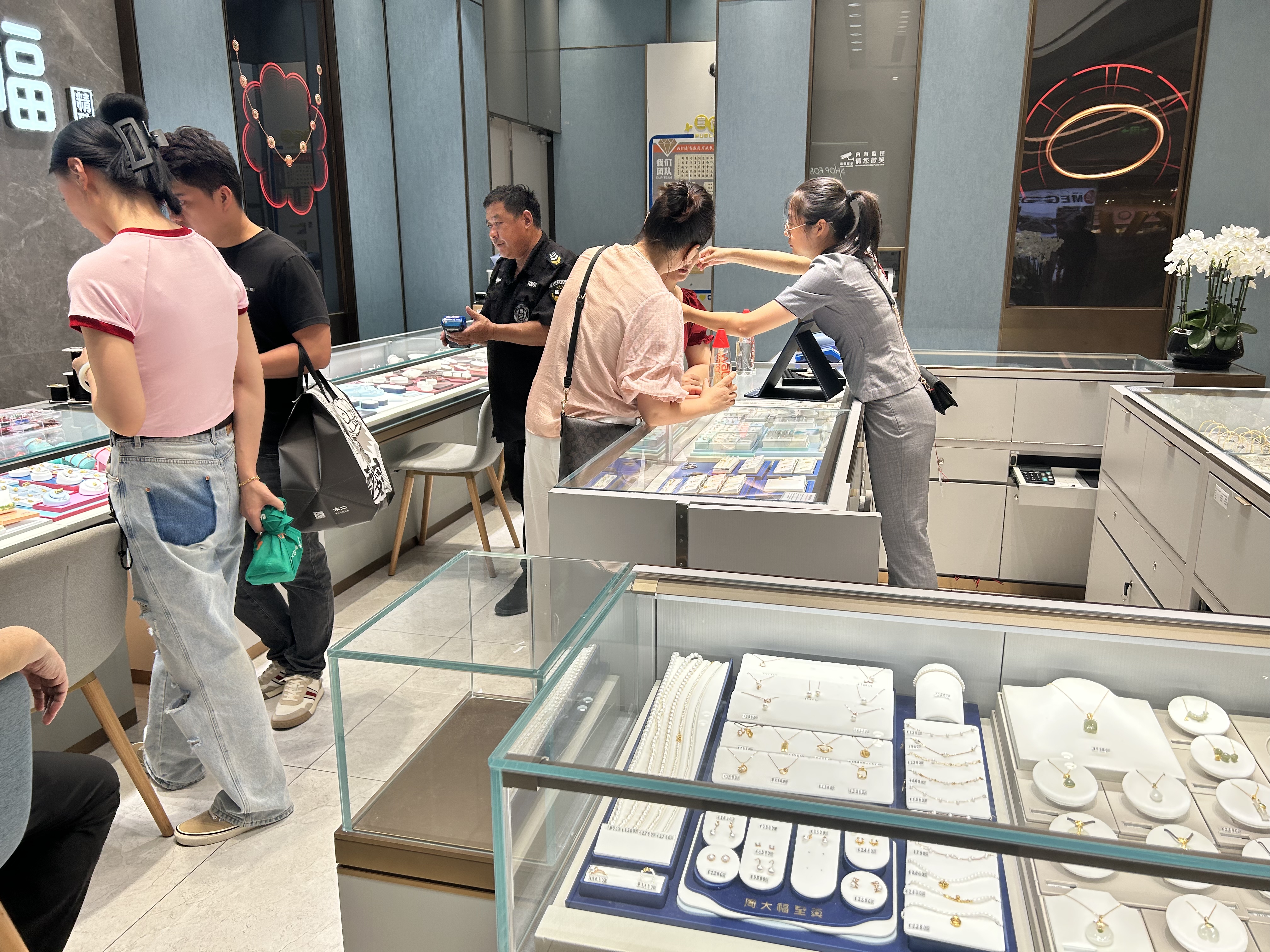 七夕将至”浪漫经济”升温 花卉、黄金、化妆品和小家电成为消费者心头好(图4)