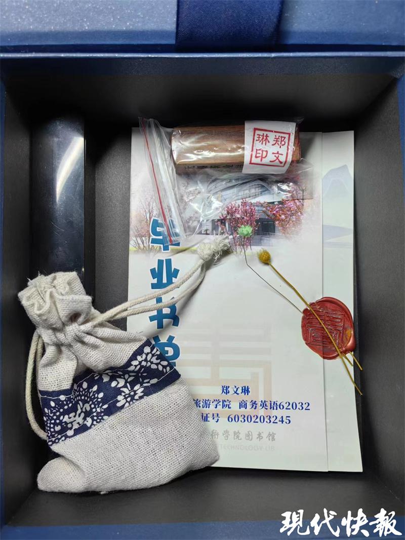 三年看了180本书！女大学生收到特殊毕业礼物(图1)