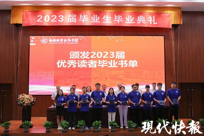 三年看了180本书！女大学生收到特殊毕业礼物(图2)