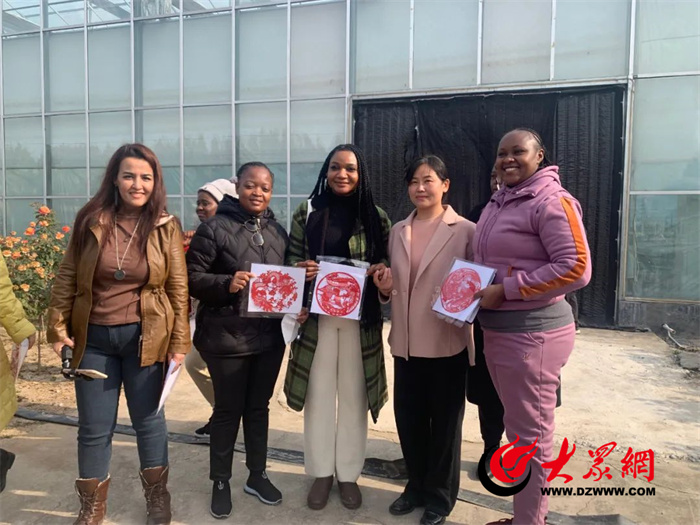 中华女子学院一行到定陶区调研女致富带头人发展花卉产业情况_定陶_大众网(图2)