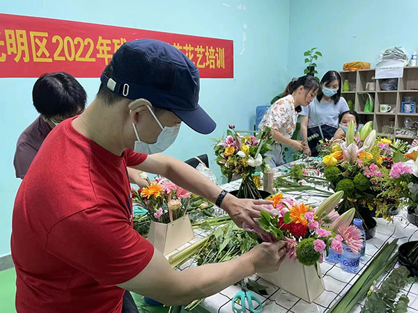 光明区残联举办2022年残疾人插花技能培训(图2)