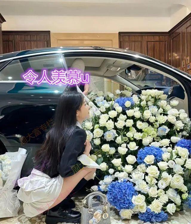 女子20岁过生日收到奔驰和鲜花女子：我“干爹”送的生日礼物(图3)