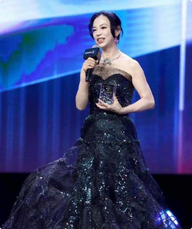北京这一夜女星告诉你：“干干瘪瘪”不叫美珠圆玉润才更有韵味(图20)