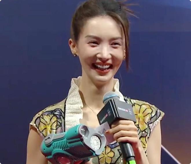 北京这一夜女星告诉你：“干干瘪瘪”不叫美珠圆玉润才更有韵味(图11)