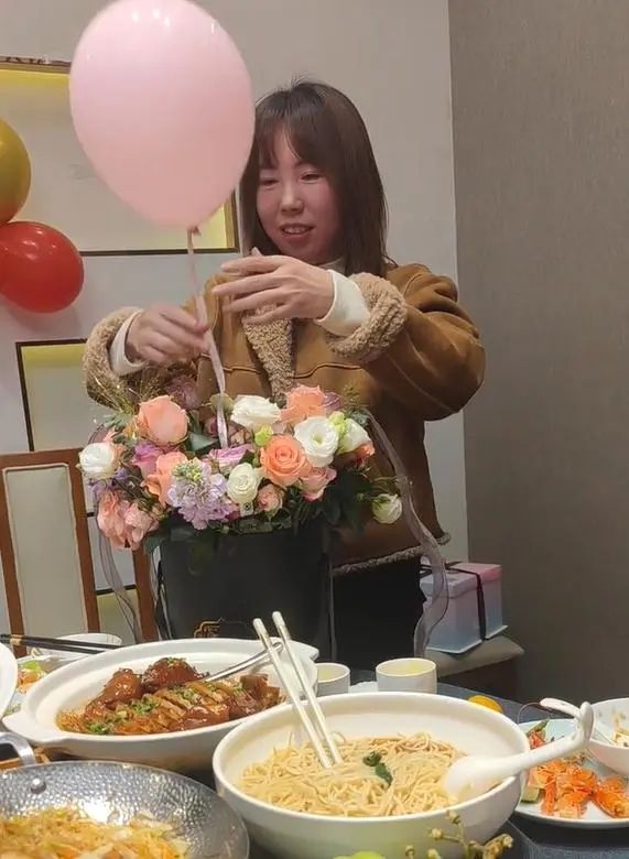 有味道的饭局！女子聚餐收到朋友们的礼物：忍住笑拉出6条内裤！(图2)