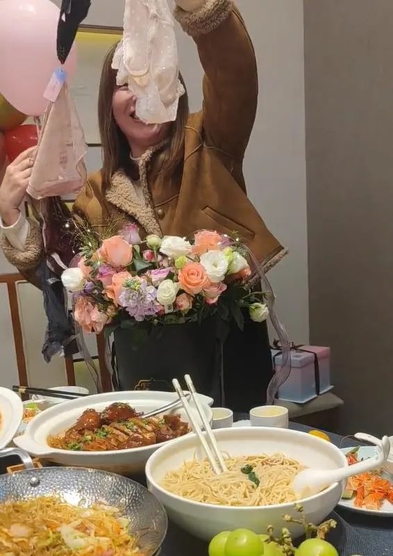 有味道的饭局！女子聚餐收到朋友们的礼物：忍住笑拉出6条内裤！(图3)
