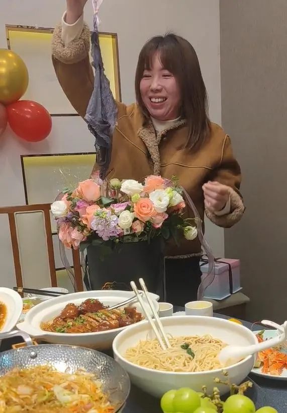 有味道的饭局！女子聚餐收到朋友们的礼物：忍住笑拉出6条内裤！(图4)