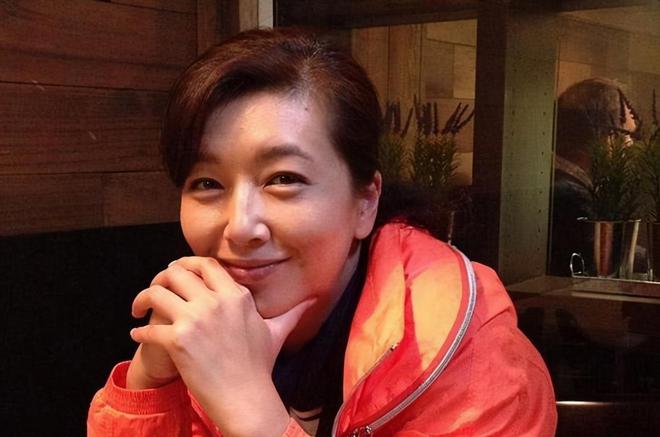 一起走进江珊生活中的家现在定居国外家里都是实木风格(图2)