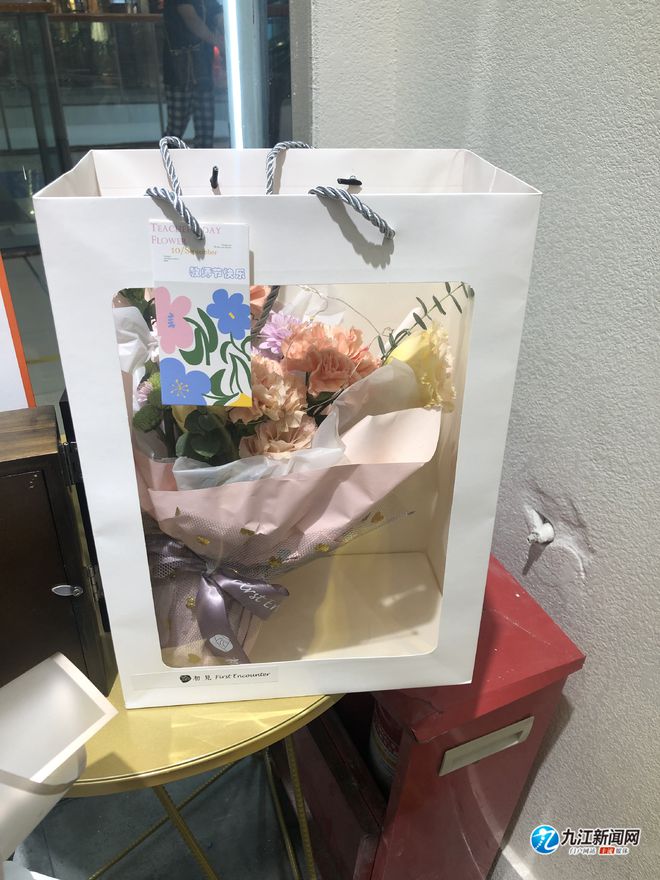 教师节来临九江鲜花礼品又走俏！听听老师的话……(图2)