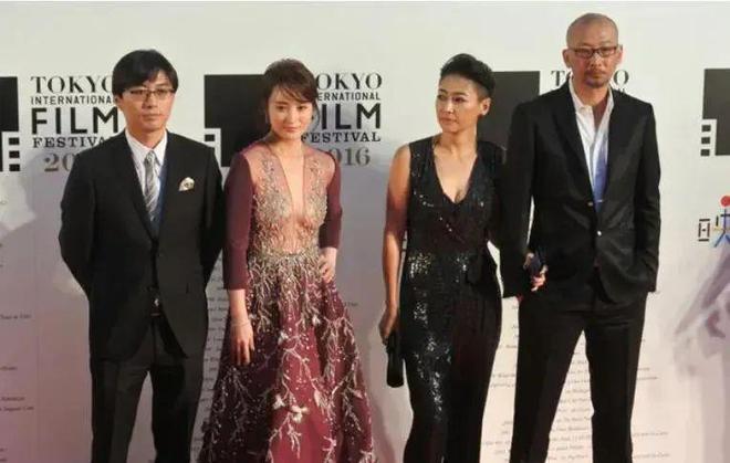 蒋勤勤挺会拿捏尺度穿礼裙领口开到腰非但不俗气还很高级(图6)