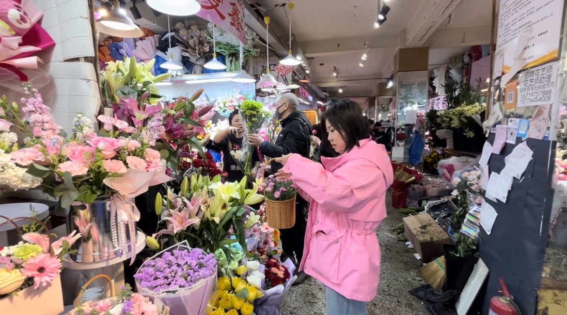 “三八”妇女节前夕 “她经济”带火花卉销售(图2)
