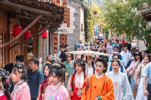 古北水镇春季上新长城下的鸣桡小镇-花神季！(图3)