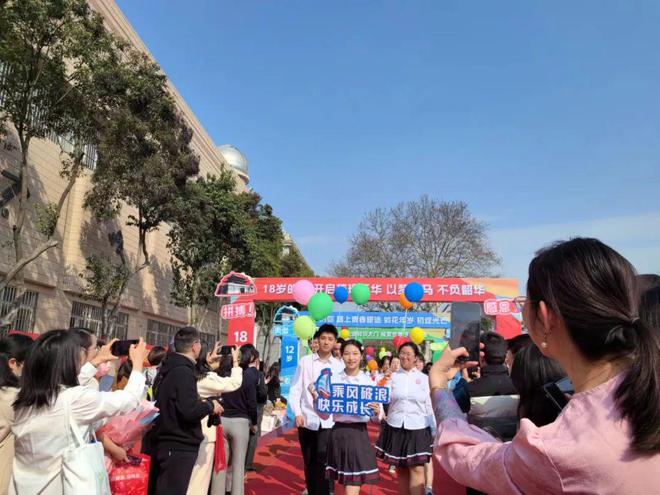 有鲜花和礼物更有责任与担当！松江二中这场“成人礼”仪式感十足(图2)