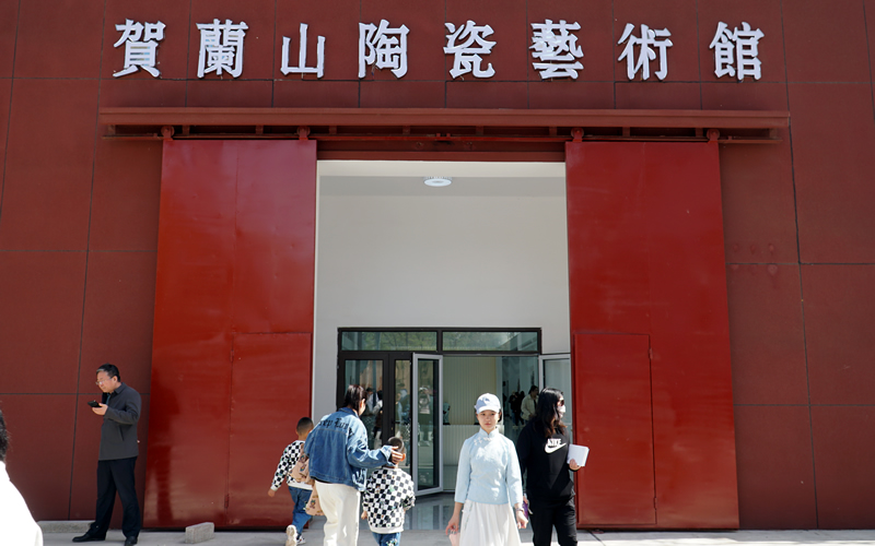 瓷瓶作画在这里就能实现！贺兰山陶瓷艺术馆开馆(图2)