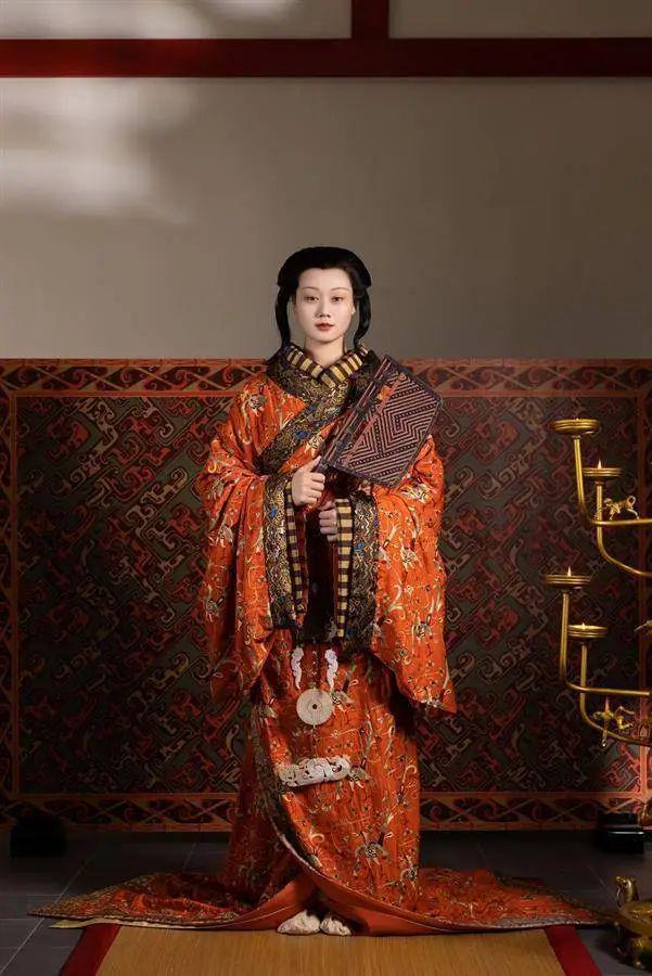 绝美！来自荆州的华服惊艳海外(图2)