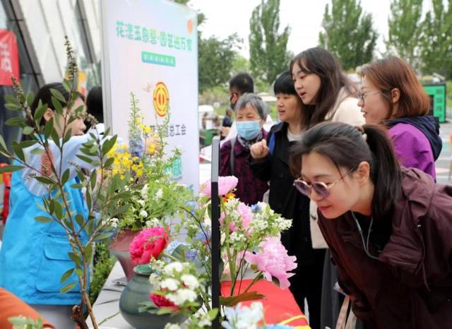 发挥花卉产业优势 丰台区玉泉营街道开展“园艺进万家扮靓幸福家园”活动(图2)