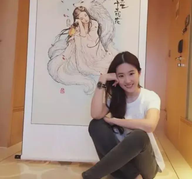 刘亦菲又胖体态又不好但无人嘲讽感叹真实穿金色礼裙一脸贵气(图5)