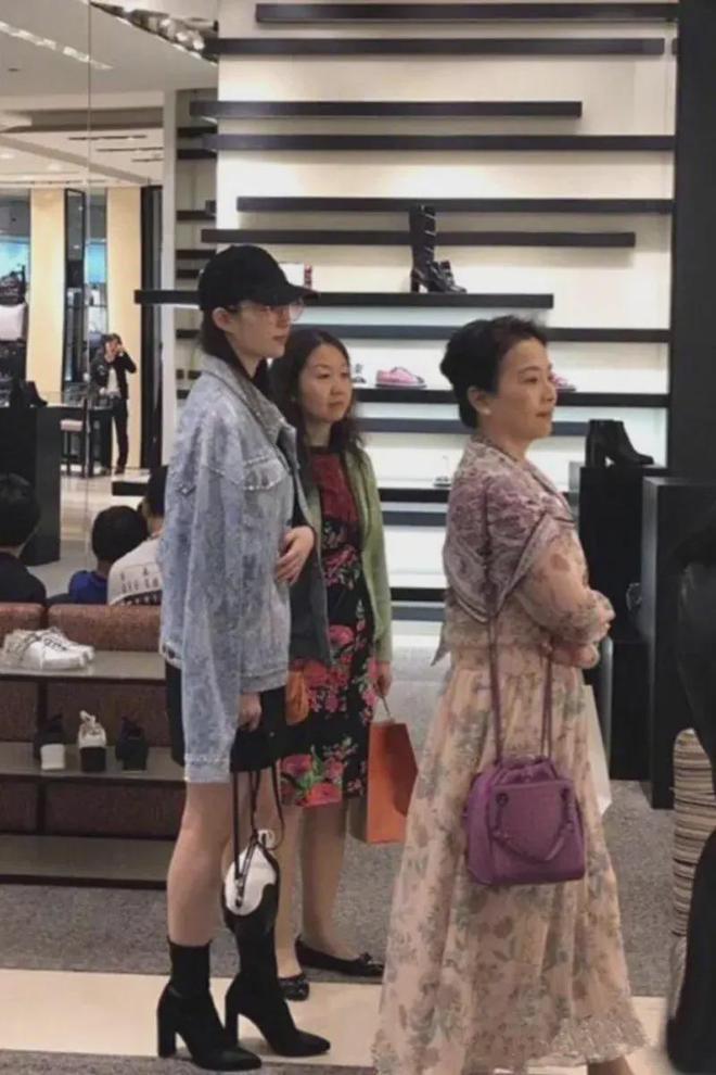 刘亦菲又胖体态又不好但无人嘲讽感叹真实穿金色礼裙一脸贵气(图8)