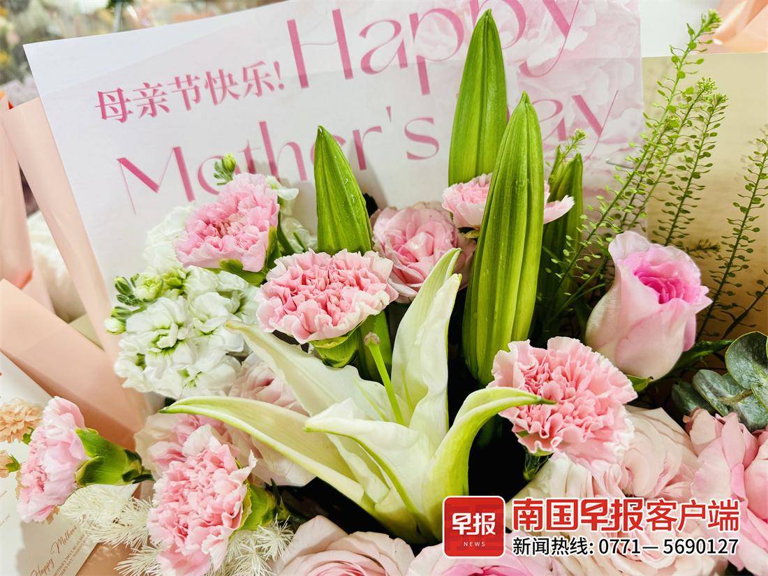 拍写真、买金饰、吃蛋糕……这届年轻人送的母亲节礼物仪式感满满(图3)