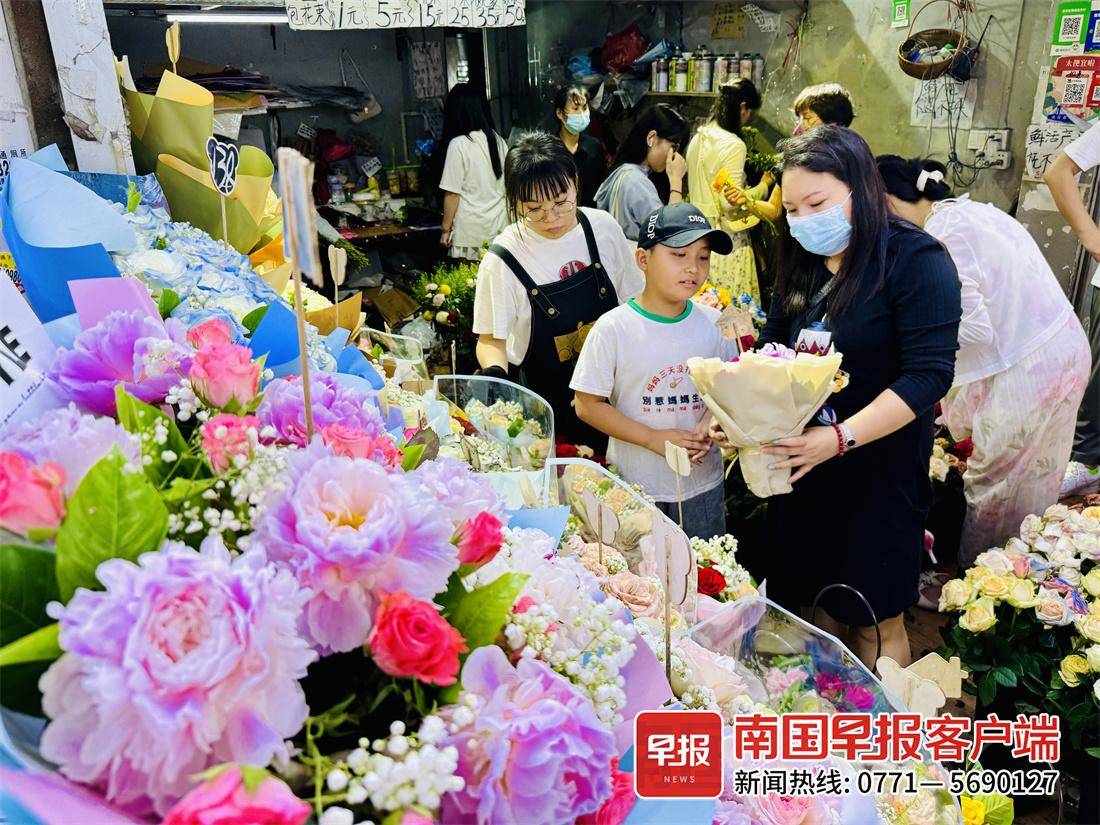 拍写真、买金饰、吃蛋糕……这届年轻人送的母亲节礼物仪式感满满(图2)