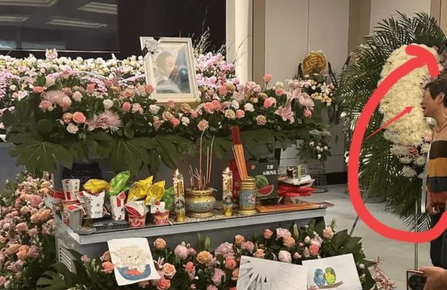 堆满鲜花礼物的灵堂车祸现场给优优盖衣服大哥来了：送送丫头！(图2)