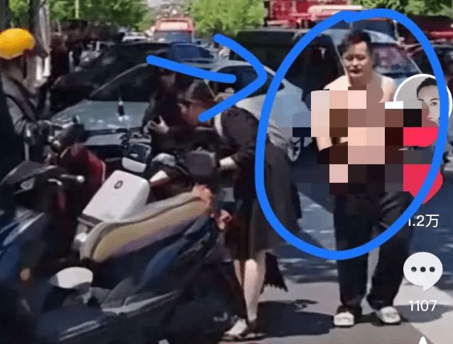 堆满鲜花礼物的灵堂车祸现场给优优盖衣服大哥来了：送送丫头！(图4)
