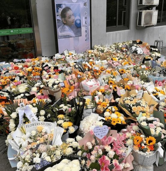 堆满鲜花礼物的灵堂车祸现场给优优盖衣服大哥来了：送送丫头！(图8)