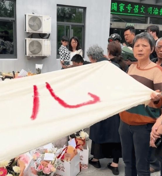 堆满鲜花礼物的灵堂车祸现场给优优盖衣服大哥来了：送送丫头！(图7)