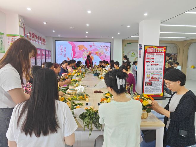 南湾社区开展“以爱之名以花为礼”母亲节主题插花活动(图2)