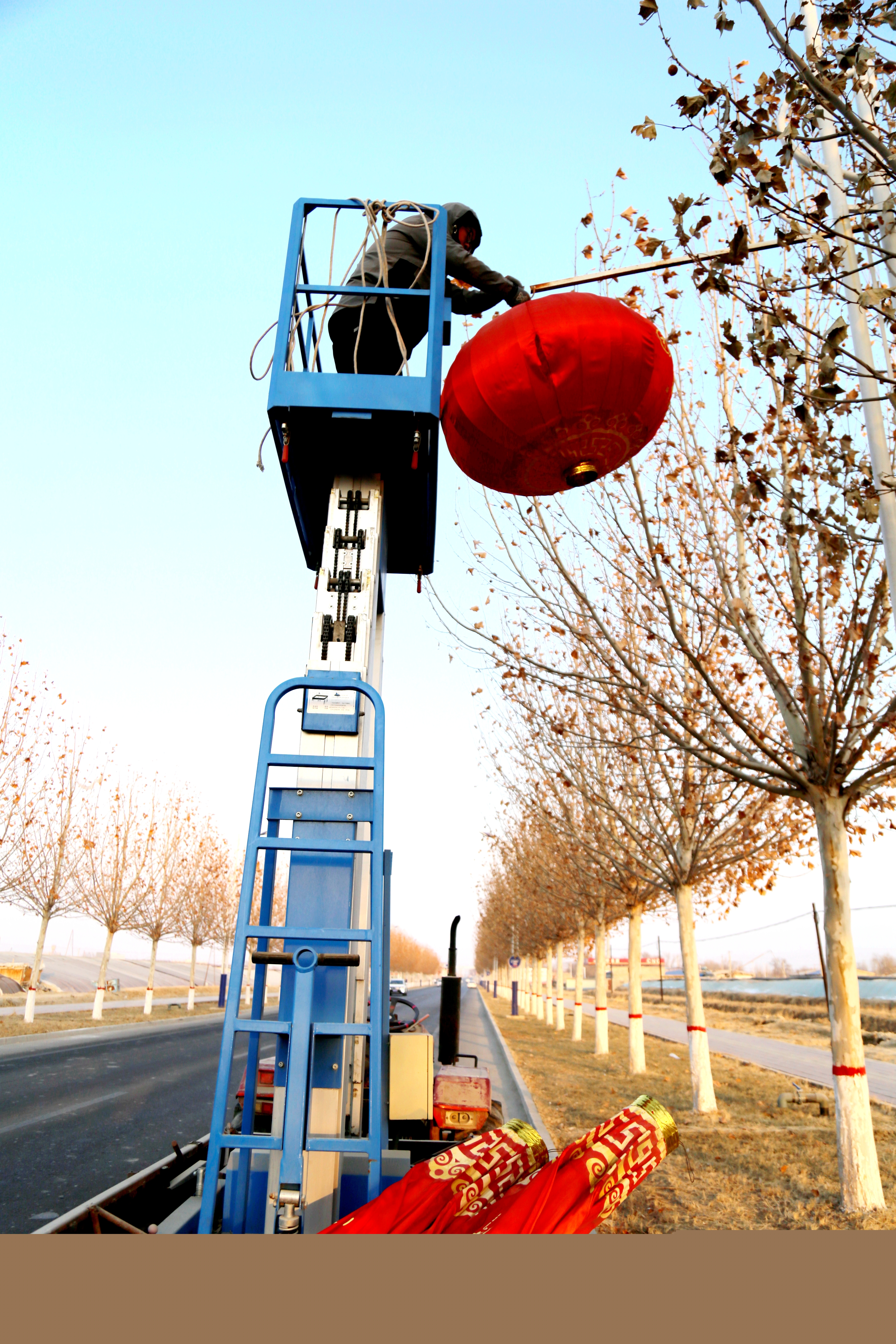 贴窗花、选饰品、购鲜花……迎新年的氛围来了！(图5)