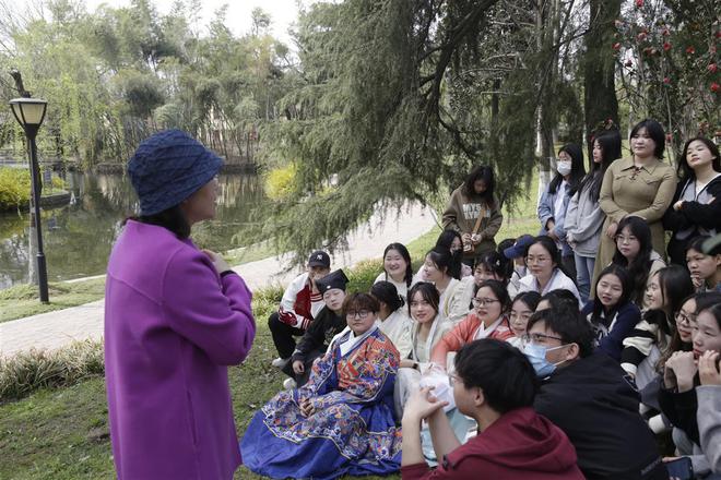 荆楚好老师群星计划 让古代文学活起来她把课堂开进公园、博物馆、社区……(图3)
