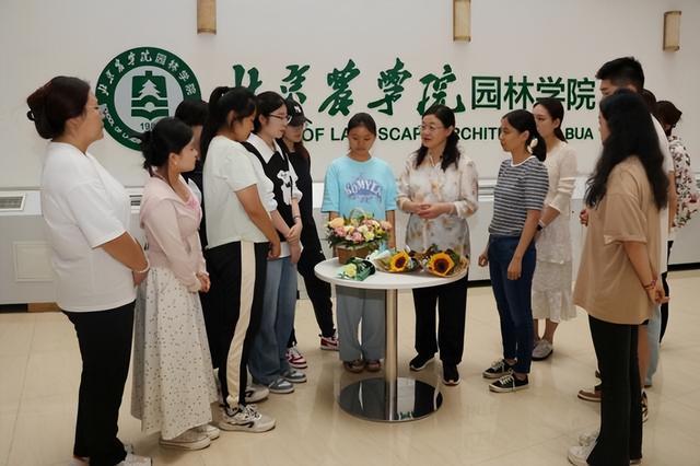 特别的爱给特别的您！大学女生教师节送了老师一束玫瑰花(图3)